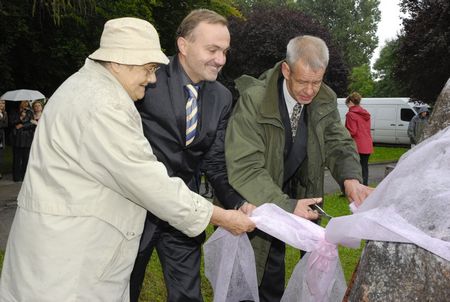 Otwarcie Skweru Sue Ryder - odsłonięcie pamiątkowego kamienia