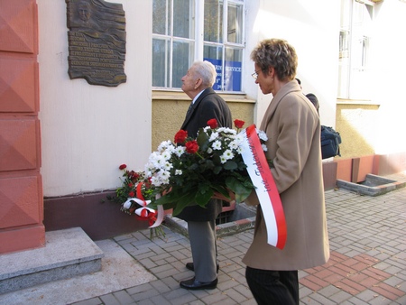 Jerzy Wenda składa kwiaty