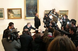 otwarcie Muzeum Miasta Gdyni - prezydent RP wpisuje się do pamiątkowej księgi,foto: Dorota Nelke