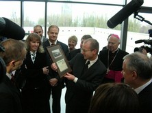 otwarcie Muzeum Miasta Gdyni - wiceprezydent Gdańska wręcza prezent, foto: Dorota Nelke