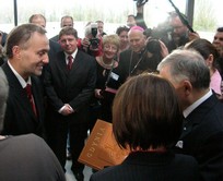 otwarcie Muzeum Miasta Gdyni - prezydent Gdyni wręcza prezent prezydentowi RP, foto: Dorota Nelke
