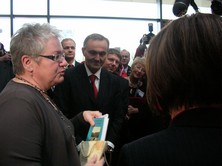 otwarcie Muzeum Miasta Gdyni - dyrektor muzeum wręcza pamiątki prezydentowi RP, foto: Dorota Nelke