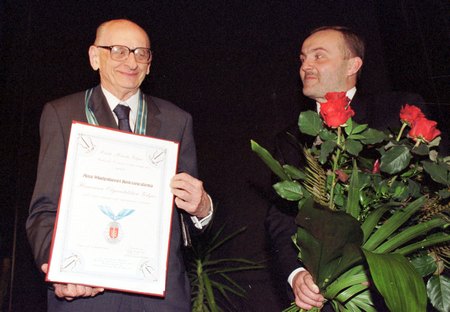 27 kwietnia 2004 odbyła się uroczystość nadania Honorowego Obywatelstwa Gdyni prof. Władysławowi Bartoszewskiemu. Kwiaty wręcza prezydent Gdyni Wojciech Szczurek. 27.04.2004 Fot. KFP