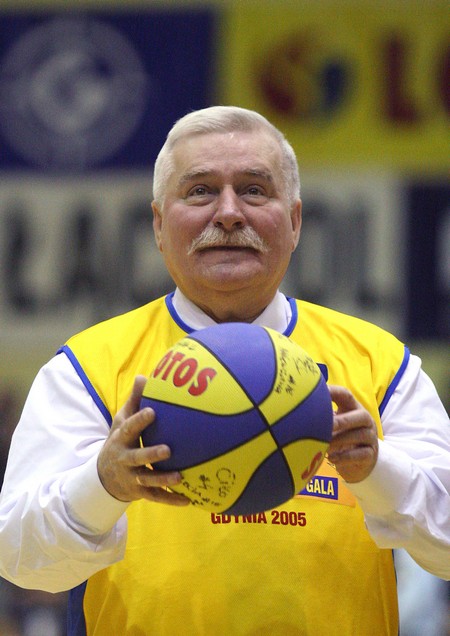 Lotos Basket Gala 2005 w Gdyni. Mecz koszykówki pomiędzy Lotosem Gdynia a Gwiazdami PLKK zakończony wynikiem 62:61. Nz.prezydent Lech Walesa rzuca piłka do kosza w konkursie VIPów 19.12.2005 fot. Wojciech Figurski / KFP