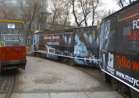 Tramwajowa reklama w Warszawie Teatru Muzycznego