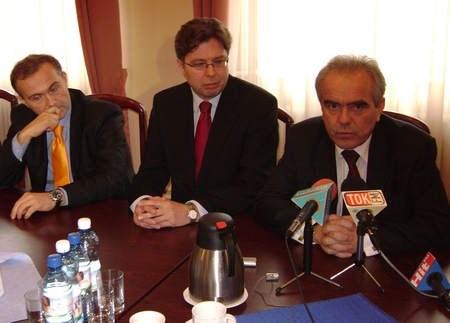 wiceminister infrastruktury Tadeusz Jarmuziewicz na konferencji w sprawie lotniska