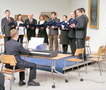 chór radnych Rady Miasta Gdyni podczas finału VIII edycji konkursu wiedzy „Gdynia - nasza mała ojczyzna