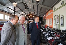 Prezydent Ryszard Kaczorowski z wizytą w Gdyni, powitanie przed Muzeum Motoryzacji, foto: Dorota Nelke