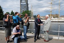 Prezydent RP Ryszard Kaczorowskii Prezydent Gdyni Wojciech Szczurek z fotoreporterami na Skwerze Kościuszki, foto: Dorota Nelke