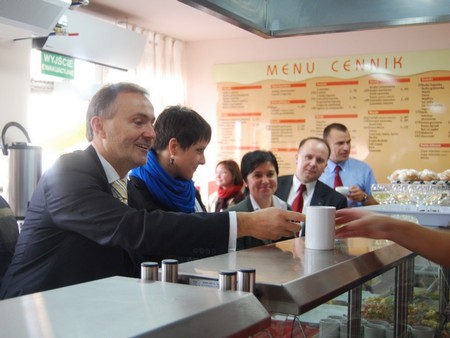 otwarcie baru mlecznego - prezydent Gdyni Wojciech Szczurek dostaje kompot, fot.: Dorota Nelke