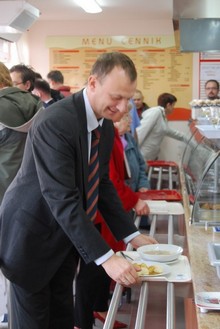 otwarcie baru mlecznego -jednym z pierwszych gości był wiceprezydent Gdyni Michał Guć, fot.: Dorota Nelke