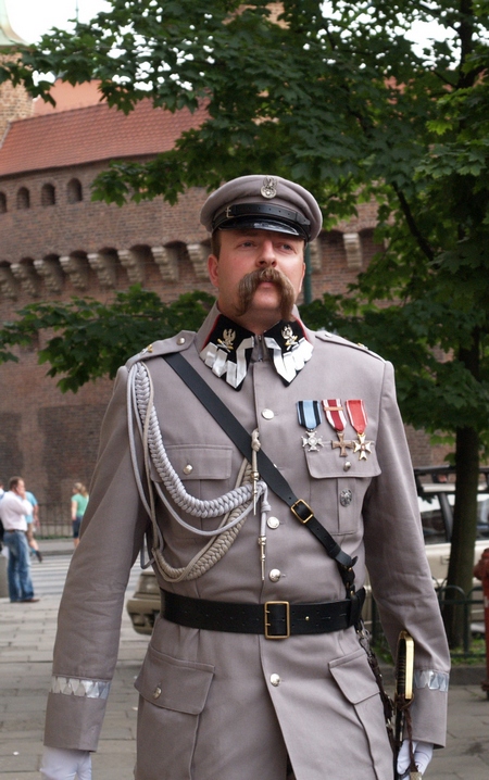 Radosław Tyślewicz w roli Józefa Piłsudskiego podczas uroczystości 16. Międzynarodowego Festiwalu Orkiestr Wojskowych w Krakowie (foto: Marynarki Wojennej)