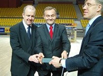 otwarcie Hali Sportowo-Widowiskowej - prezydent i wiceprezydent uruchamiają tablicę z wynikami; fot.: Dorota Nelke