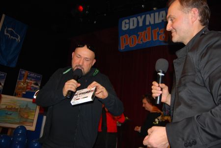 XVII Finał Wielkiej Orkiestry Świątecznej Pomocy - Grzegorz Skawiński licytuje płytę Kombi, fot.: Dorota Nelke