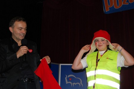 XVII Finał Wielkiej Orkiestry Świątecznej Pomocy - Jagoda Jabłońska prezentuje gadżety Radia Plus, fot.: Dorota Nelke