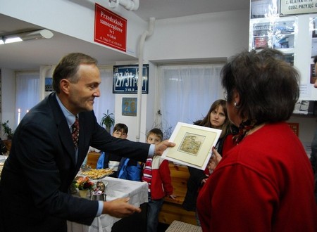 otwarcie Mini Muzeum Wspólnoty Mieszkaniowej Bankowiec - prezydent wręcza obrazek z budynkiem, fot.: Dorota Nelke
