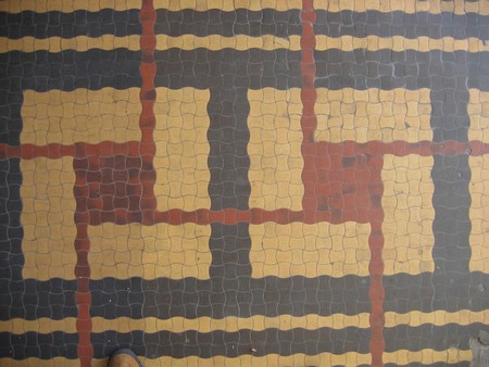 Mozaika z płytek tzw. gorsecików w bramie od ul. 3 Maja