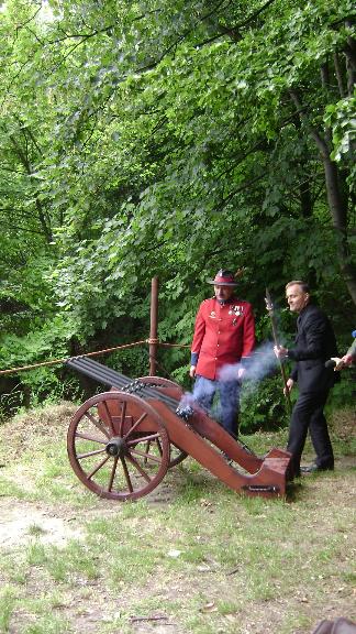 Otwarcie 11 Baterii Artylerii Stałej w Redłowie - wystrzał armatni w wykonaniu prezydenta Gdyni, fot. Joanna Grajter, Robert Hirsch