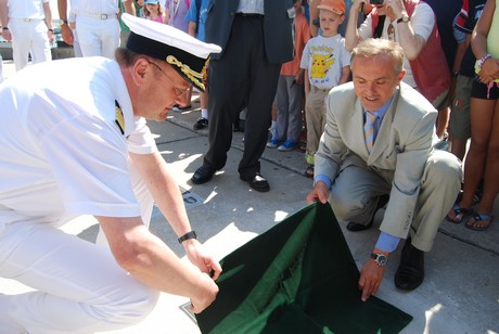 Odsłonięcie tablicy AIDALuna w Alei Statków Pasażerskich -  tablicę odsłonili prezydent Gdyni Wojciech Szczurek i kapitan statku Przemysław Kurc, fot.: Dorota Nelke