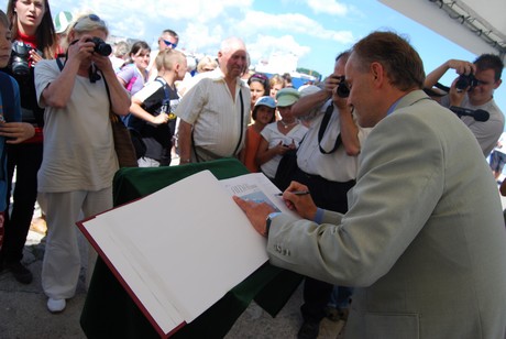 Odsłonięcie tablicy AIDALuna w Alei Statków Pasażerskich - prezydent Gdyni wpisuje się do pamiątkowej księgi, fot.: Dorota Nelke