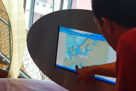 AIDALuna - ekran z mapą statków, fot.: Dorota Nelke