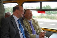Otwarcie ul. Polskiej - prezydent Gdyni i Prezes Portu Gdynia podczas przejazdu ogórkiem, fot. Dorota Nelke