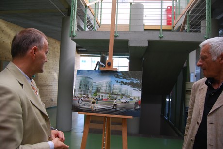 Przewodniczący Parlamentu Europejskiego prof. Jerzy Buzek w PPNT zapoznaje się z planem rozbudowy, fot. Dorota Nelke