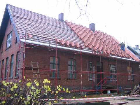 przedszkole w trakcie remontu dachu