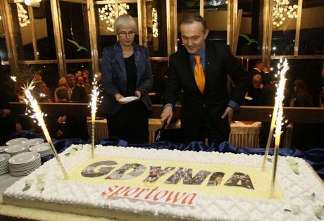Najlepsi sportowcy 2008 nagrodzeni - tort krojony przez Prezydenta Gdyni i Pełnomocnik Prezydent ds. Kultury Fizycznej i Sportu