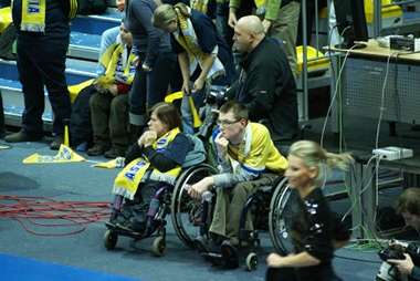 Hala Sportowo - Widowiskowa GDYNIA najlepiej dostosowanym do możliwości osób niepełnosprawnych obiektem sportowym oddanym w Polsce w 2009 - niepełnosprawni kibice na meczu koszykówki Asseco Prokom