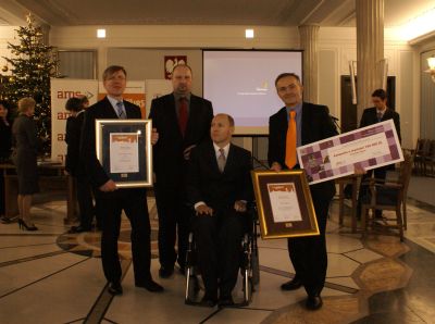 Gdynia została uznana za miasto najbardziej w Polsce przyjazne osobom z niepełnosprawnością, a Hala Sportowo - Widowiskowa GDYNIA uzyskała Nagrodę Główną w konkursie Polska Bez Barier 2009 na najlepiej dostosowany do możliwości osób niepełnosprawnych obie