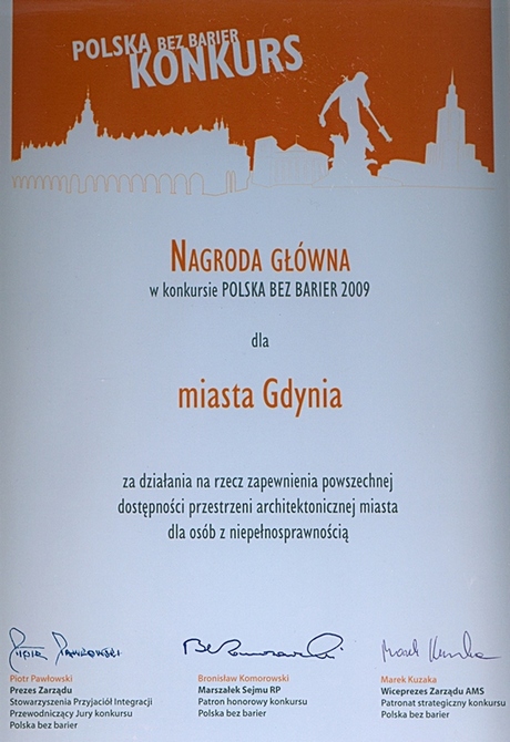 Dyplom dla miasta Gdynia w konkursie Polska bez barier 2009 za działania na rzecz zapewnienia powszechnej dostępności przestrzeni architektonicznej miasta dla osób z niepełnosprawnością