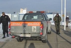 Gdyński Eko-patrol Straży Miejskiej dokarmia ptaki, fot. Anna Łopion