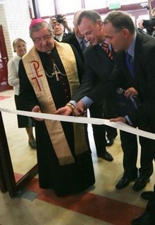 Otwarcie Domu Pomocy Społecznej przy ul. Pawiej - przecięcie wstęgi, fot. Bartosz Pietrzak