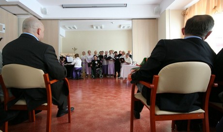 Otwarcie Domu Pomocy Społecznej przy ul. Pawiej - występ chóru, fot. Bartosz Pietrzak