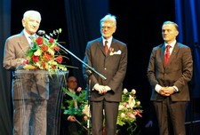 Uroczysta sesja Rady Miasta Gdyni z okazji 84. urodzin Gdyni, Komandor Eugeniusz Wrochna - nagrodzony medalem im. Eugeniusza Kwiatkowskiego, fot.: Bartosz Pietrzak