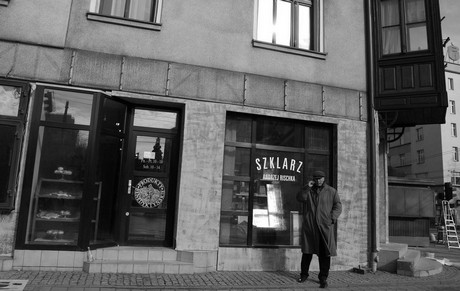 Na planie Czarnego czwartku - ubek przed zakładem szklarza, fot.: Dorota Nelke