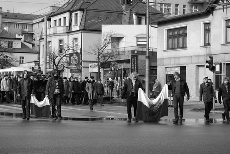 Na planie Czarnego czwartku - robotnicy maszerują z pokrwawionymi flagami Polski, fot.: Dorota Nelke
