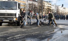 Na planie Czarnego czwartku - praca porządkowe przez zdjęciami, fot.: Dorota Nelke