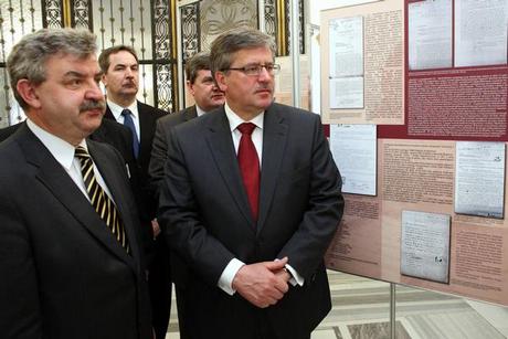 Marszałek Sejmu Bronisław Komorowski podczas otwarcia w Sejmie wystawy Gdynia 1939. Losy miasta i ludzi, fot.: Krzysztof Białoskórski