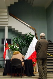 Gdynianie oddają hołd ofiarom katastrofy, fot.: Dorota Nelke