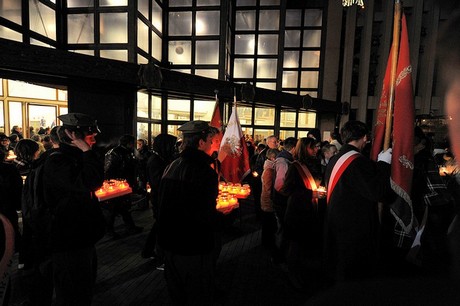Rozdawanie zniczy po mszy w intencji ofiar katastrofy lotniczej pod Smoleńskiem, fot.: Tomasz Kamiński