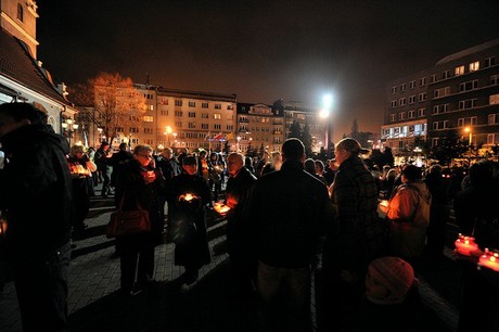 Rozdawanie zniczy po mszy w intencji ofiar katastrofy lotniczej pod Smoleńskiem, fot.: Tomasz Kamiński