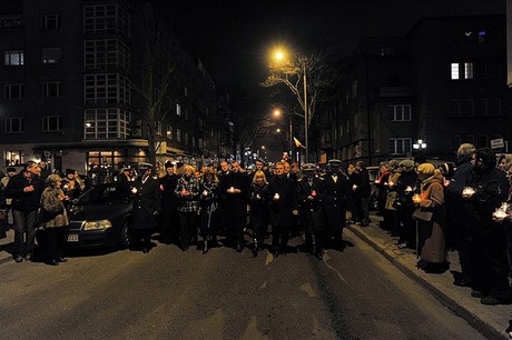 Przemarsz na Bulwar Nadmorski ze zniczami dla ofiar katastrofy lotniczej pod Smoleńskiem, fot.: Tomasz Kamiński