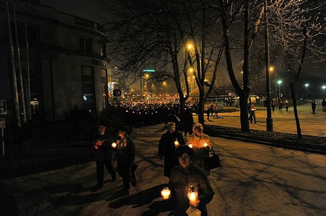 Przemarsz na Bulwar Nadmorski ze zniczami dla ofiar katastrofy lotniczej pod Smoleńskiem, fot.: Tomasz Kamiński