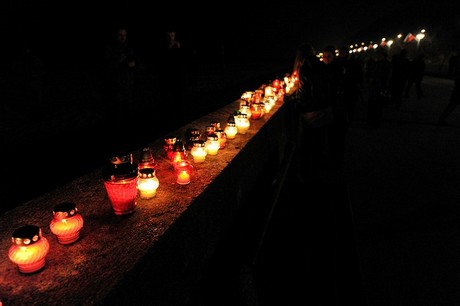 Przemarsz na Bulwar Nadmorski ze zniczami dla ofiar katastrofy lotniczej pod Smoleńskiem, fot.: Tomasz Kamiński