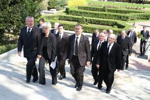 Delegacja gdyńskich samorządowców z prezydentem na czele pełniła wartę honorową przy trumnach Prezydenta Lecha Kaczyńskiego i Marii Kaczyńskiej
