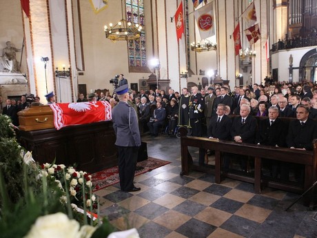 Msza św. pogrzebowa ostatniego Prezydenta RP na Uchodźstwie Ryszarda Kaczorowskiego w Archikatedrze św. Jana;  fot.: Łukasz Kamiński, źródło: serwis bpr.sejm.gov.pl