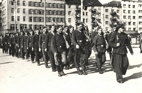 Fotografia ze zbiorów Muzeum Miasta Gdyni - Defilada z okazji Dnia Zwycięstwa, Gdynia ul. Świętojańska (skrzyżowanie z ul. 10 Lutego), 1945 r.