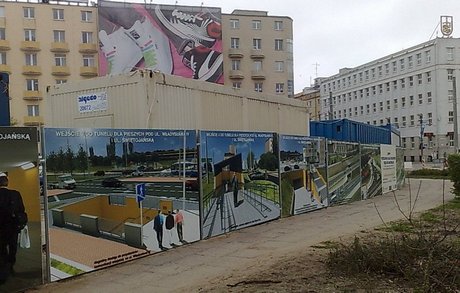 Wizualizacje na płocie okalającym zaplecze wykonawcy robót - fot. Sylwia Szumielewicz